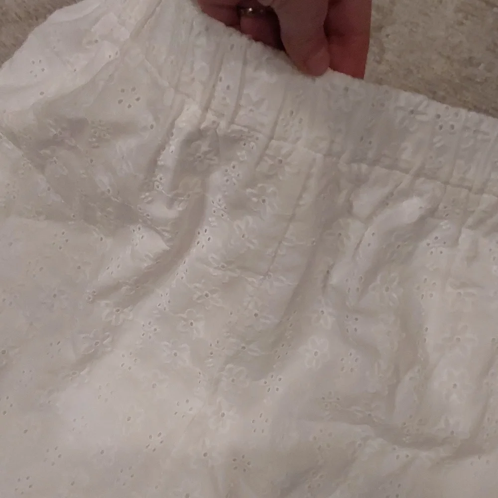 Altar'd State White Cotton Eyelet Pleated Womens Shorts Size L - Picture 9 of 10